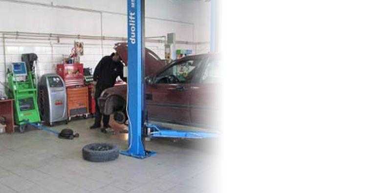 mechanik naprawiający samochód